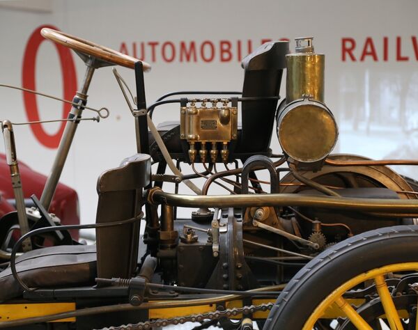 S lektory sbírkou automobilů a expozicí hutnictví